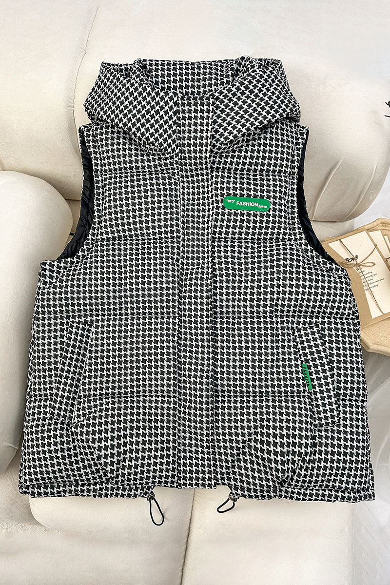 Damen gesteppte Kapuzenweste mit Allover‑Logoprint, wattierter Isolierung, verstellbarem Saum und verdeckten Reißverschlusstaschen – Avérine