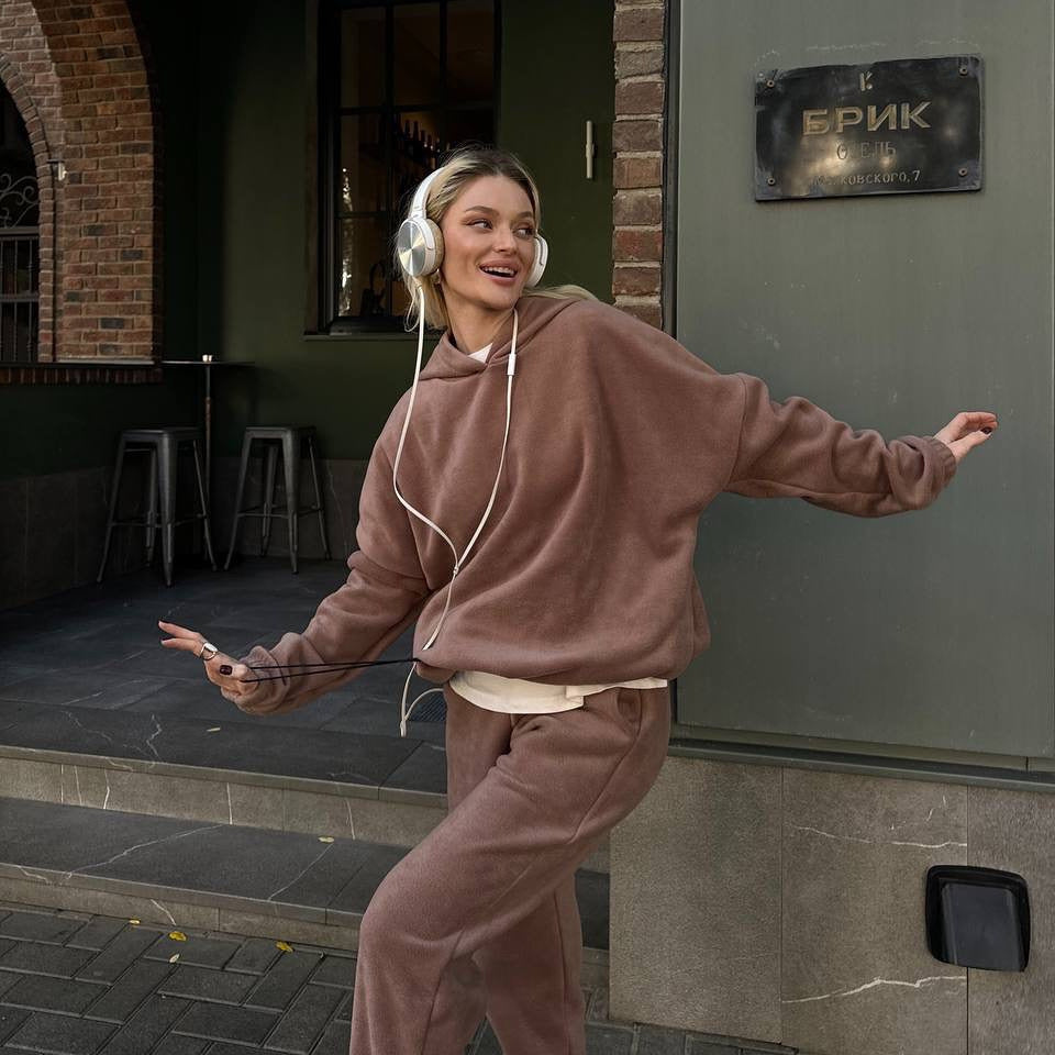 Damen kuscheliges Sweat-Set mit extralangem Kapuzenpullover, verdeckter Kängurutasche und schmal zulaufender Bündchenhose – Avérine