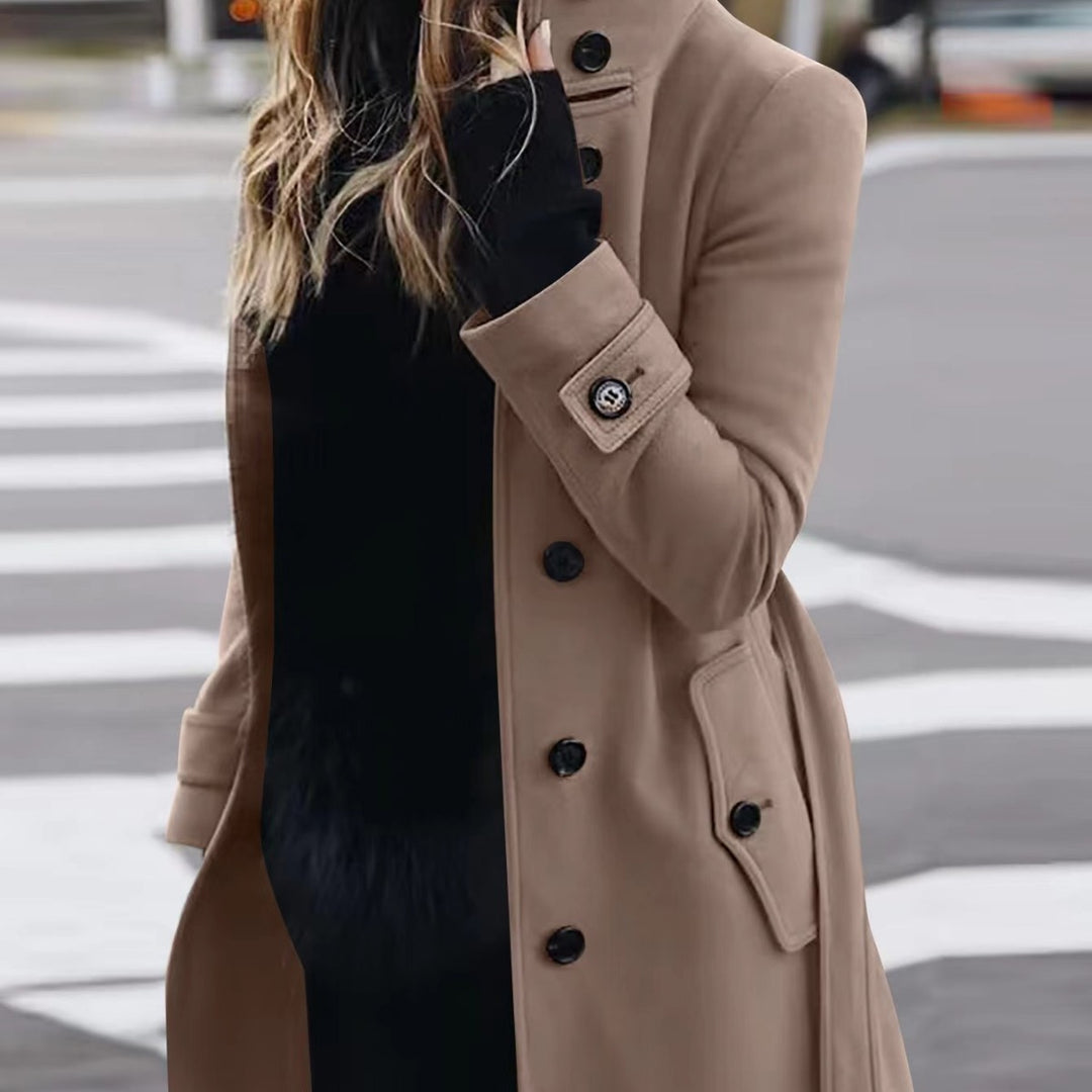 Damen Doppelreihiger Trenchcoat mit hohem Stehkragen, Taillengürtel und Manschetten-Detail – Montévia