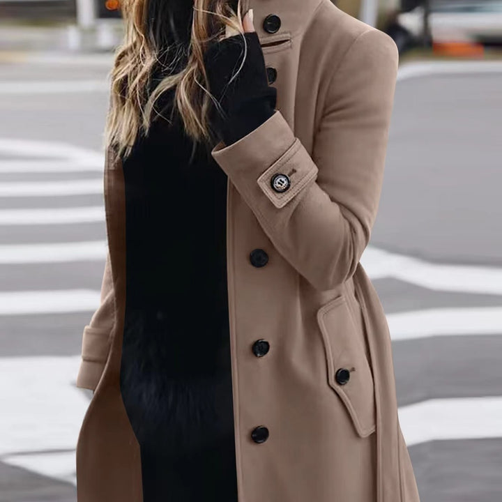 Damen Doppelreihiger Trenchcoat mit hohem Stehkragen, Taillengürtel und Manschetten-Detail – Montévia