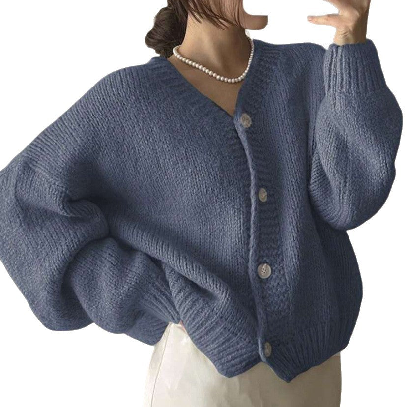 Damen Oversize-Strickjacke mit tiefem V-Ausschnitt, Ballonärmeln und Zierknopfleiste – Célinea