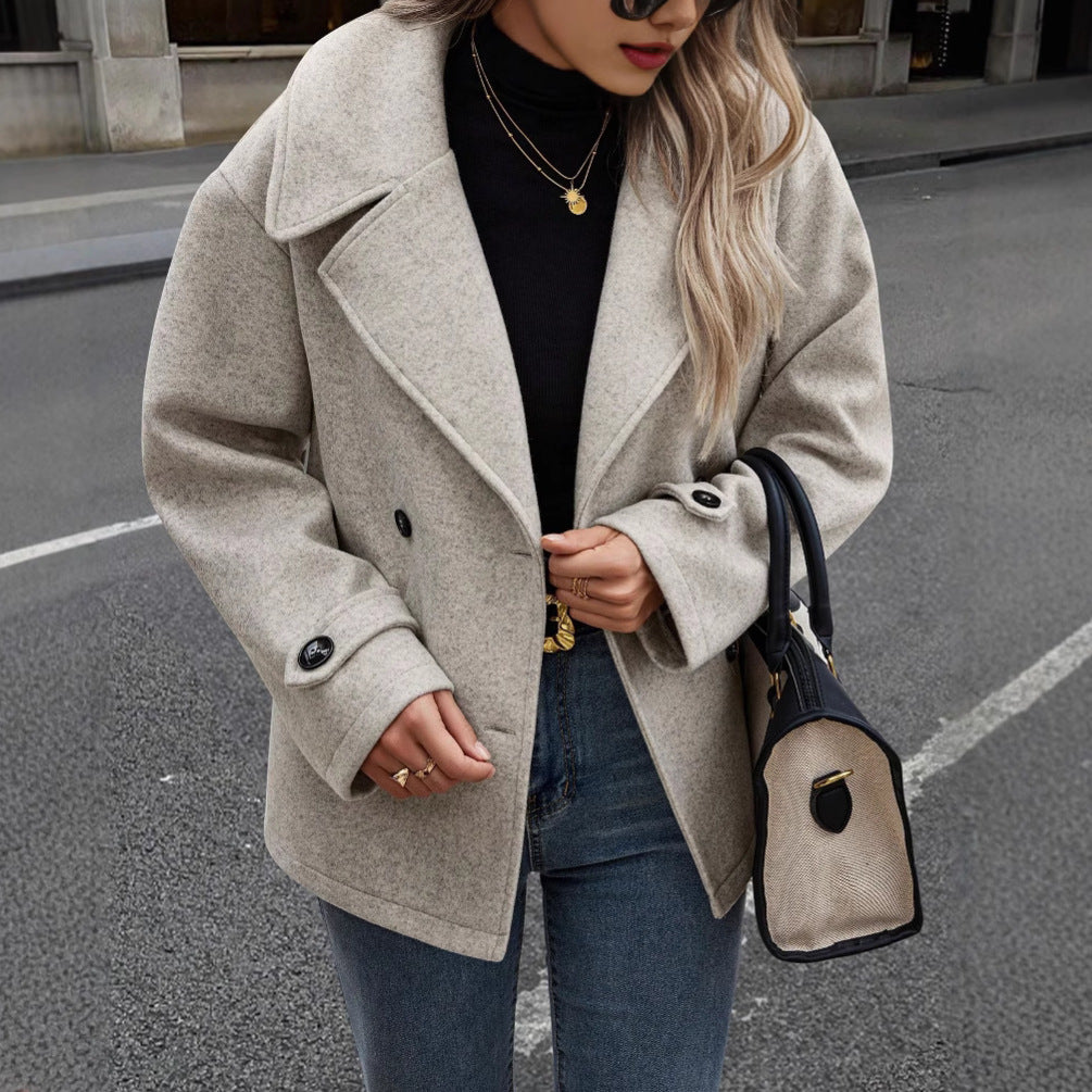 Damen Kurzmantel im Oversize‑Schnitt mit Reverskragen und Zierknopfleiste – Avérine