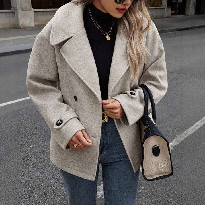 Damen Kurzmantel im Oversize‑Schnitt mit Reverskragen und Zierknopfleiste – Avérine