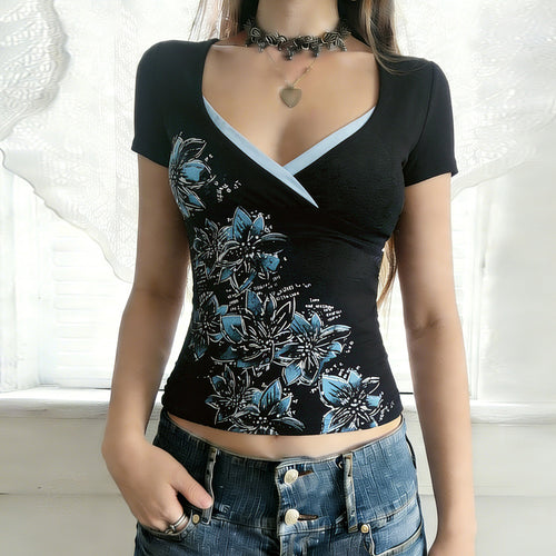 Damen figurbetontes T-Shirt mit floralem Druck und V-Ausschnitt Echo Archiv