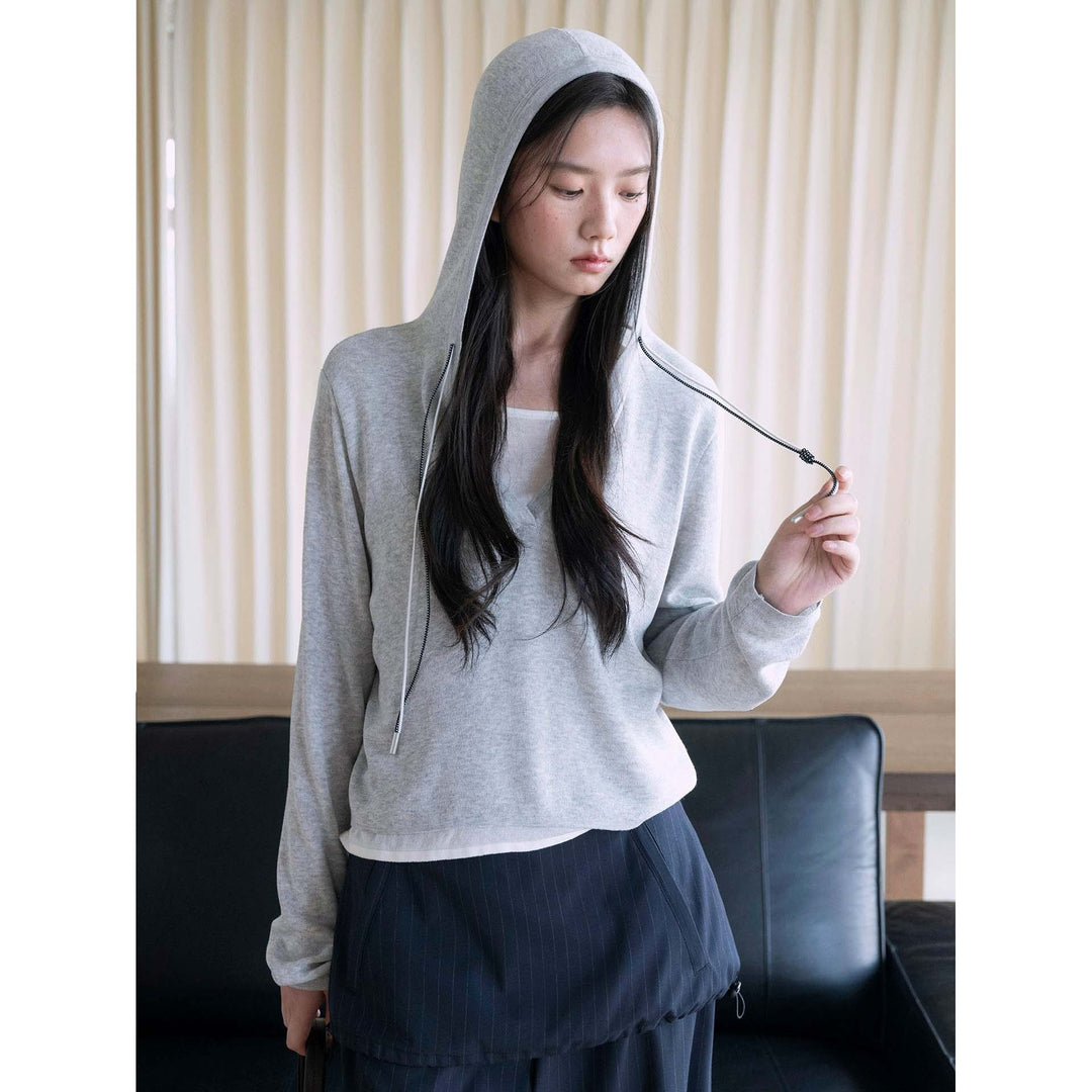 Damen Feinstrick-Sweatshirt mit tiefem V-Ausschnitt und Kapuzenzug Echoarchiv