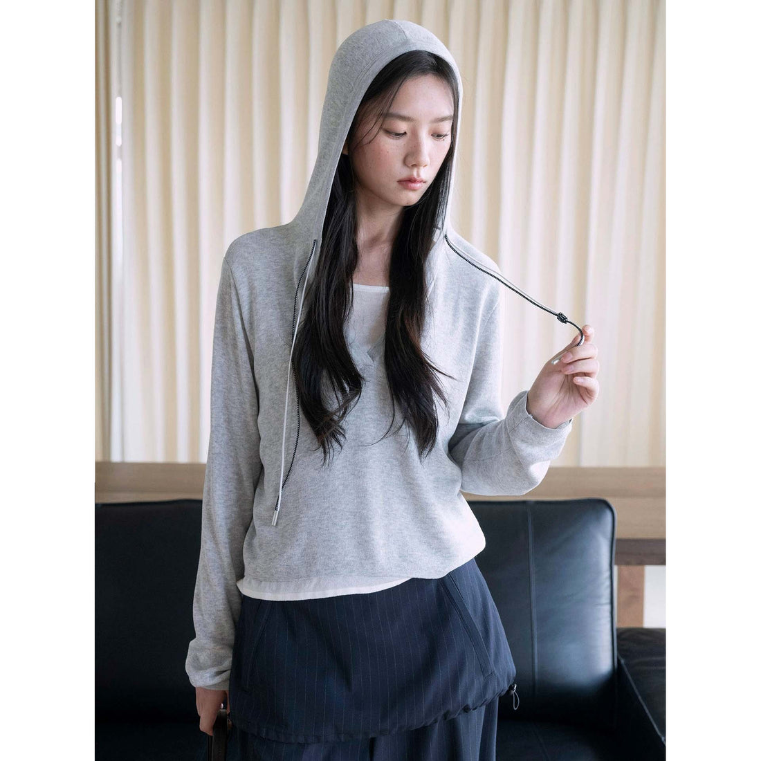 Damen Feinstrick-Sweatshirt mit tiefem V-Ausschnitt und Kapuzenzug Echoarchiv