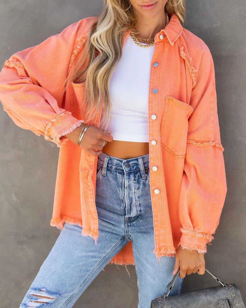 Damen nan oversized Hemdjacke im Used‑Look mit ausgefransten Kanten und aufgesetzten Pattentaschen Echo Archiv