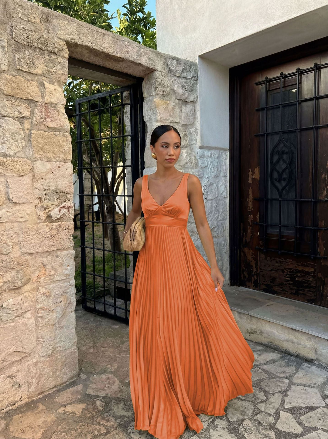 Damen Plisseekleid mit tiefem V-Ausschnitt und eleganter Silhouette Echoarchiv