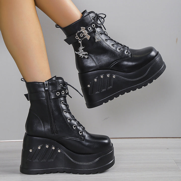 Damen nan Gothic Plateau-Stiefelette mit Schnürung, Ösenriemen und Anhänger-Details Echo Archiv