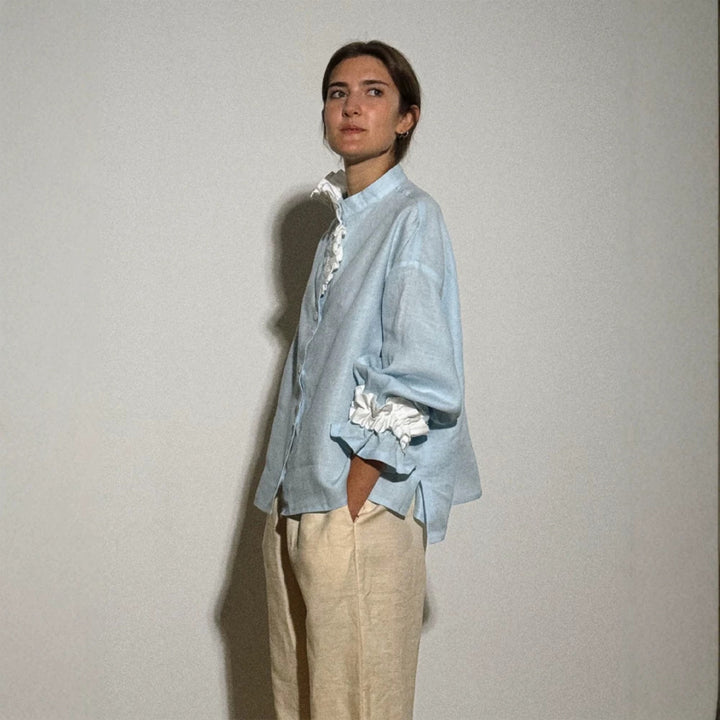 Damen Leichte Leinenbluse mit Stehkragen, oversizeder Silhouette und gerafften Manschetten Echoarchiv