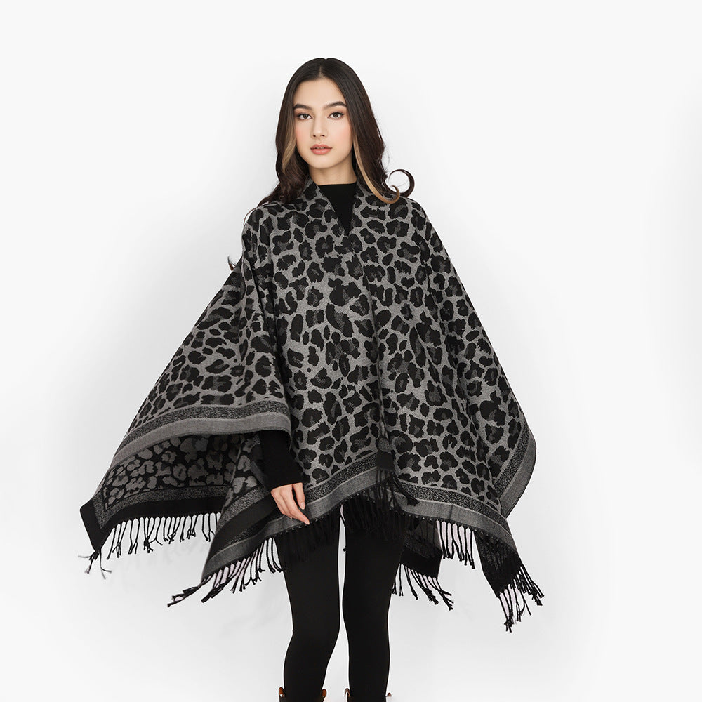 Damen Oversize‑Cape mit Jacquard‑Leomuster, offenem Fall und Fransen Echo Archiv