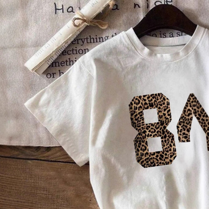 Damen T-Shirt mit kreativem Schriftzug im modernen Graffiti-Stil Echo Archiv