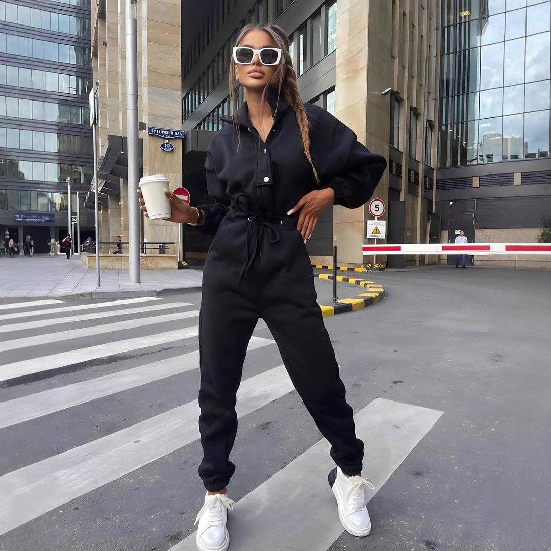 Damen taillierter Velours-Jumpsuit mit Tunnelzug Stehkragen und elastischen Bündchen – Solévia