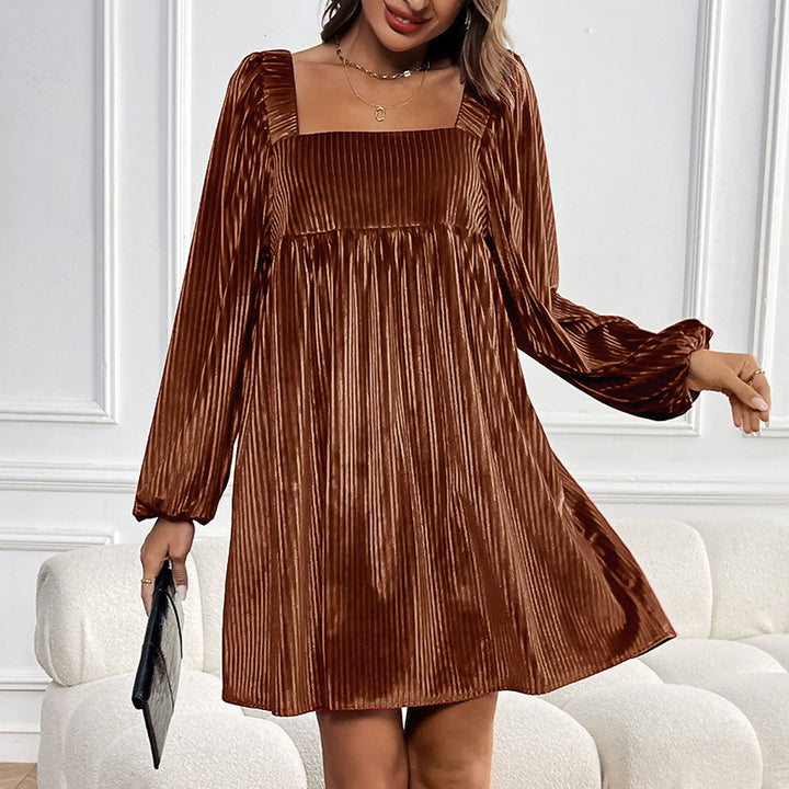 Damen Angesagtes Plisseekleid mit quadratischem Ausschnitt Echo Archiv