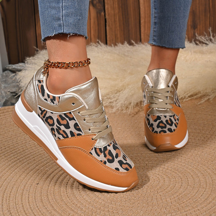 Damen stilvolle Plateau-Sneaker mit Leopardenmuster, gepolsterter Komfortinnensohle und glänzenden Einsätzen – Névara