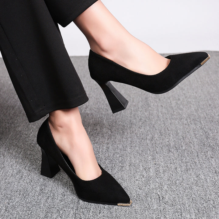 Damen Elegante spitz zulaufende Pumps mit skulpturellem Blockabsatz und goldener Zehenkappe – Lioré