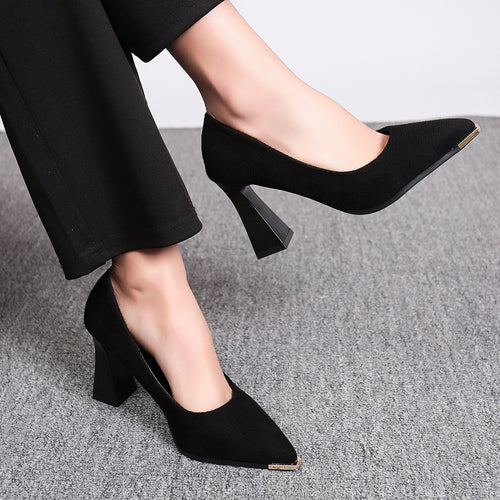 Damen Elegante spitz zulaufende Pumps mit skulpturellem Blockabsatz und goldener Zehenkappe – Lioré