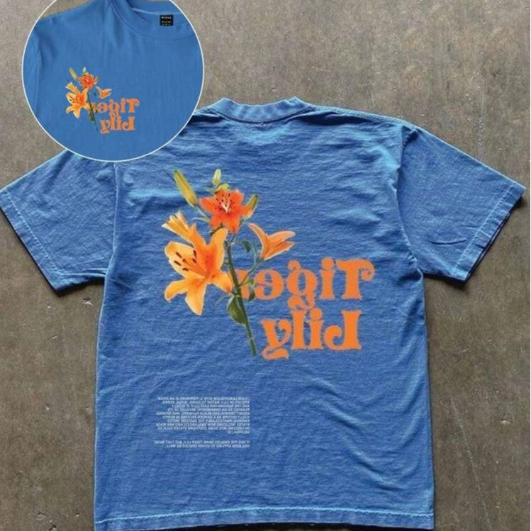Damen T-Shirt mit künstlerischem floralem Druck und verspieltem Schriftzug Echo Archiv