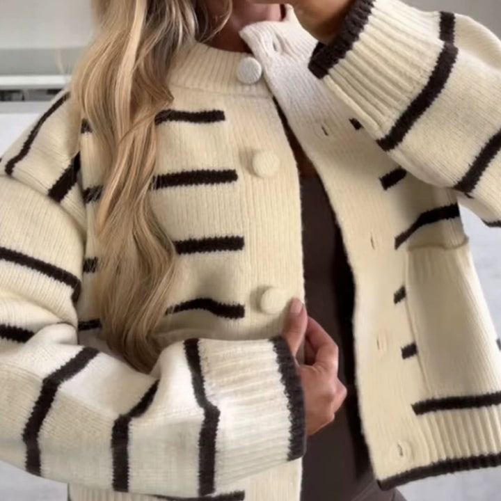 Damen Oversize Cropped‑Strickjacke im Blousonstil mit Kontraststreifen und großen Knöpfen Echo Archiv
