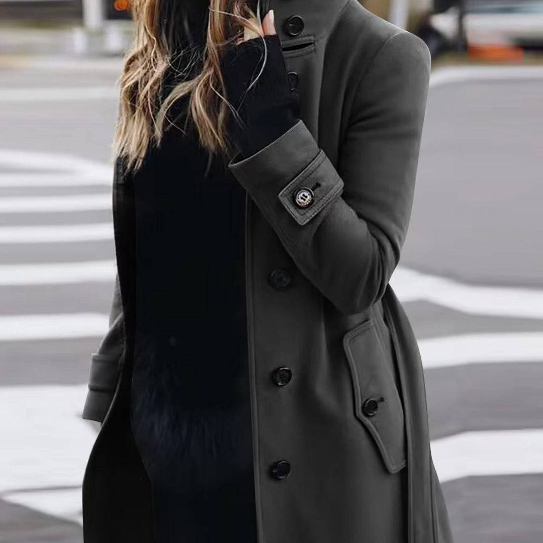 Damen Doppelreihiger Trenchcoat mit hohem Stehkragen, Taillengürtel und Manschetten-Detail – Montévia