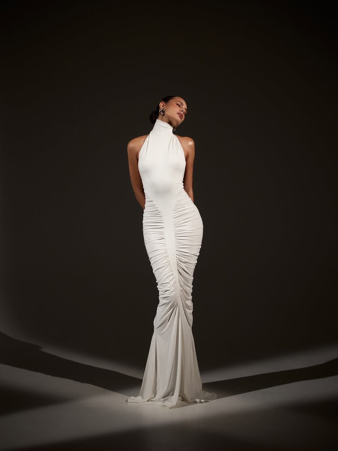 Damen Elegantes Leopardenmuster Maxikleid mit hohen Kragen und raffinierten Schnitten Echo Archiv