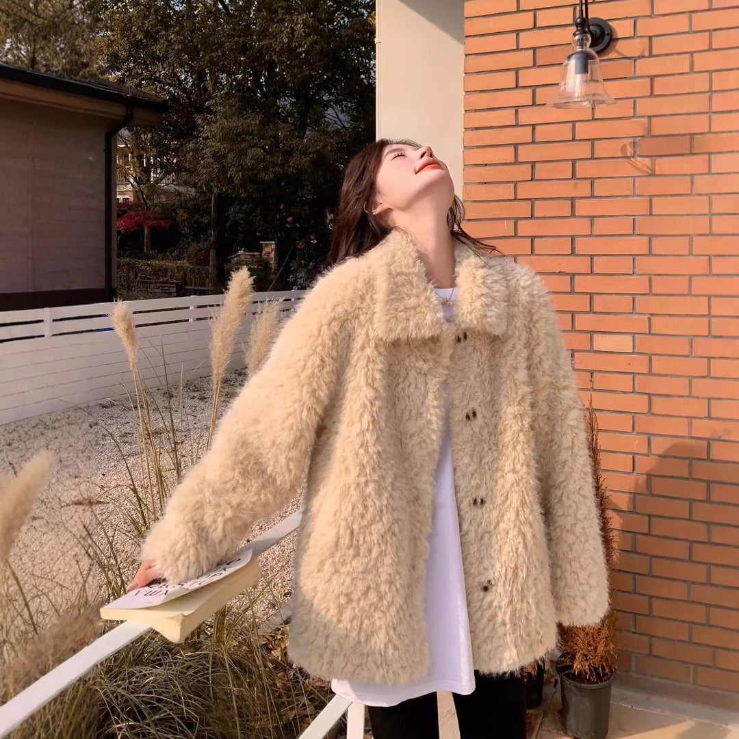 Damen Kurzmantel aus Teddyfleece mit Oversize‑Schnitt Stehkragen und Pattentaschen Echoarchiv