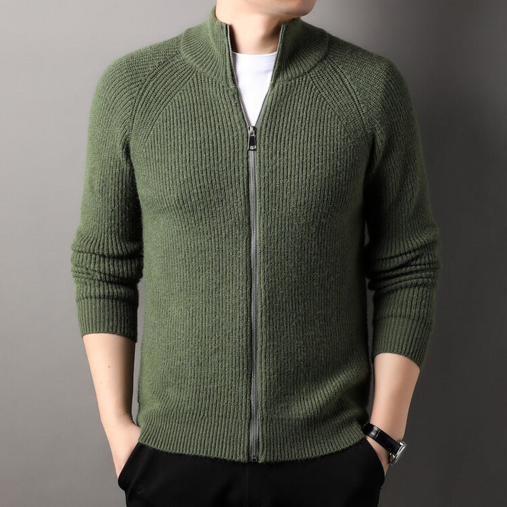 Herren Strickjacke mit hohem Kragen und unauffälligem Reißverschluss Echoarchiv