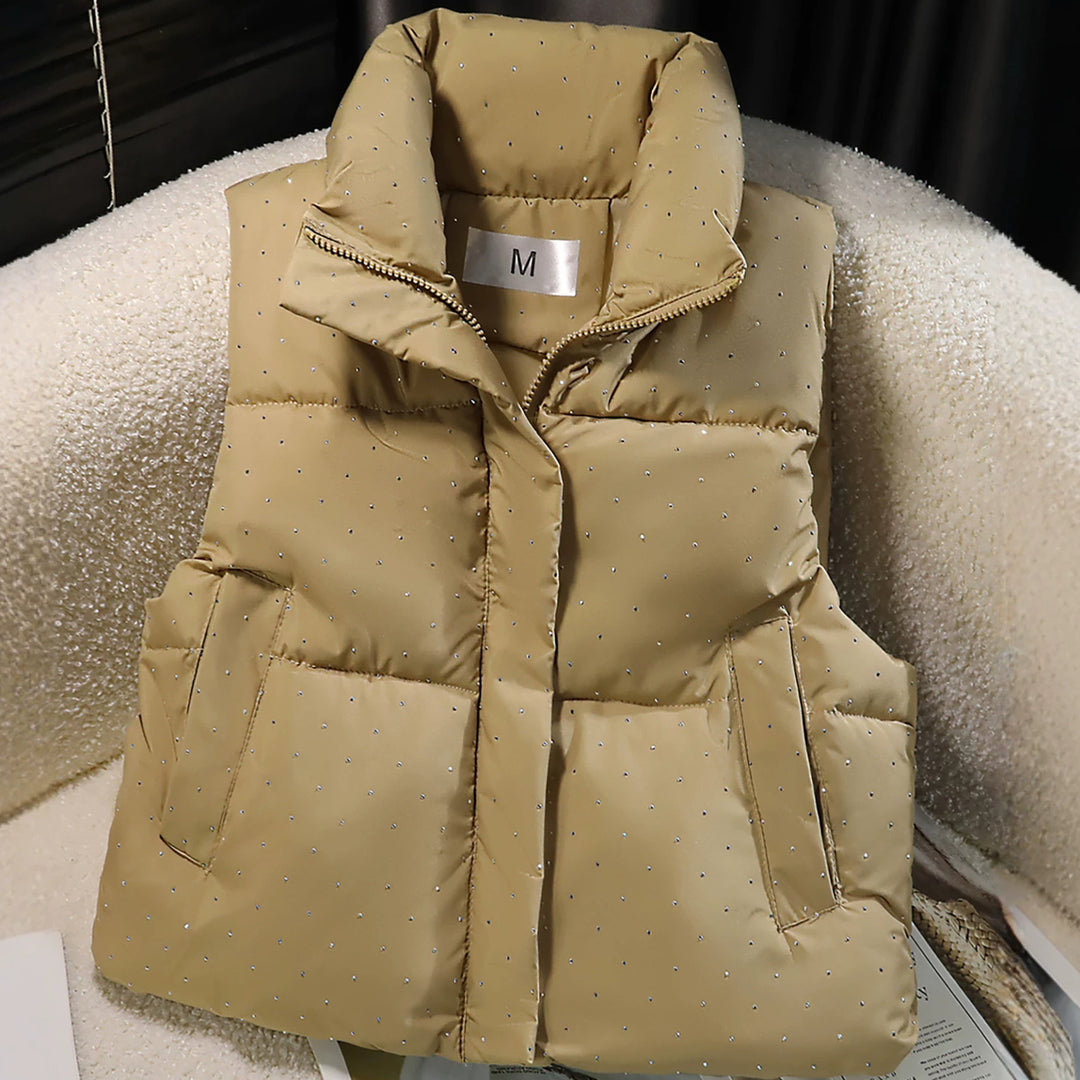 Damen gesteppte ärmellose Thermoveste mit hohem Stehkragen, verdeckter Reißverschlussblende und feinem Punkt-Print – Avérine