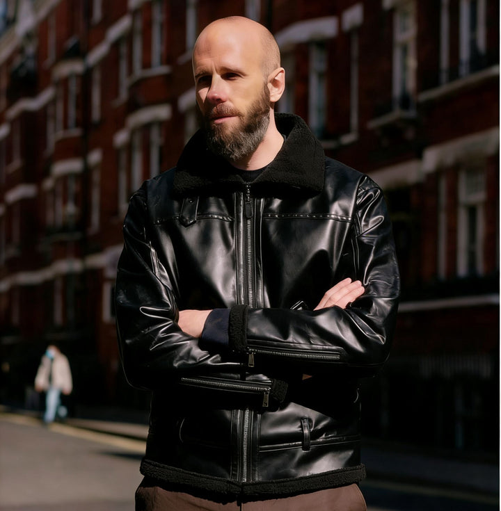 Herren Kunstleder-Fliegerjacke mit Teddyfutter, Reißverschlüssen und Stehkragen Echoarchiv