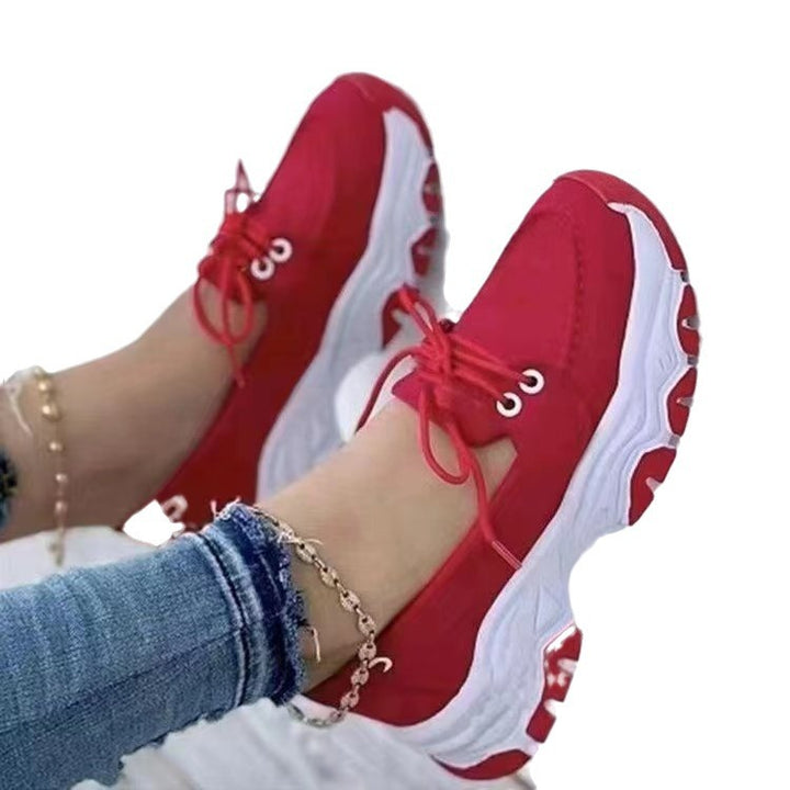 Damen Chunky-Plateau-Sneaker mit perforiertem Velours, gepolstertem Komfortfußbett und Metallic-Fersenaufbau – Névara