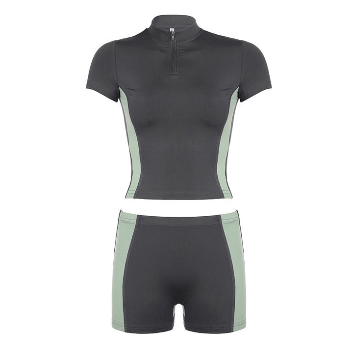 Damen Sportliches Set mit kurzem Oberteil und enganliegenden Shorts Echo Archiv