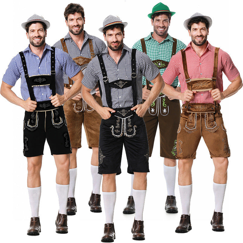 Herren nan traditionelle Trachtenlederhose mit bestickten Hosenträgern, kariertem Trachtenhemd und Filzhut Echo Archiv
