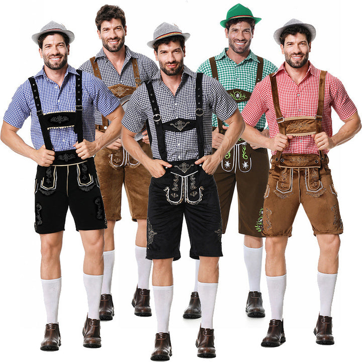 Herren nan traditionelle Trachtenlederhose mit bestickten Hosenträgern, kariertem Trachtenhemd und Filzhut Echo Archiv