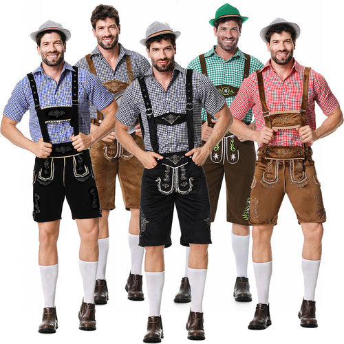 Herren nan traditionelle Trachtenlederhose mit bestickten Hosenträgern, kariertem Trachtenhemd und Filzhut Echo Archiv