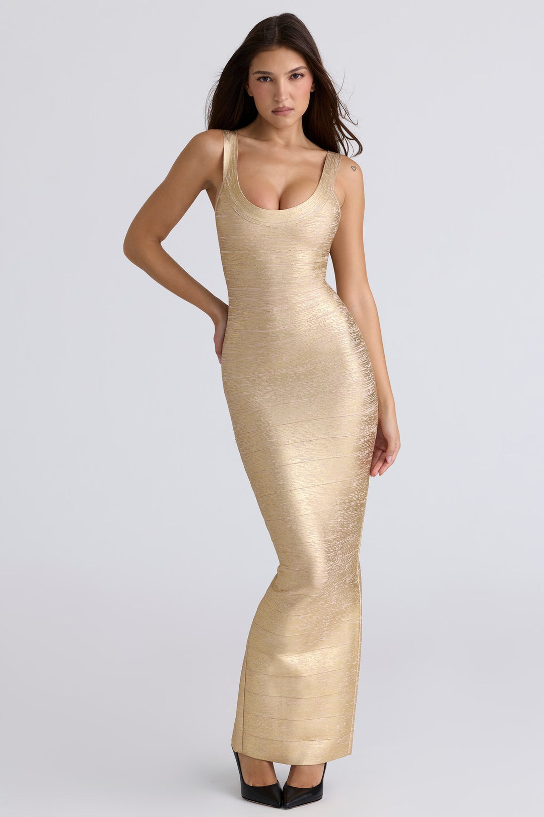 Damen figurbetontes Maxikleid mit schimmerndem Stoff und tiefem Ausschnitt Echo Archiv