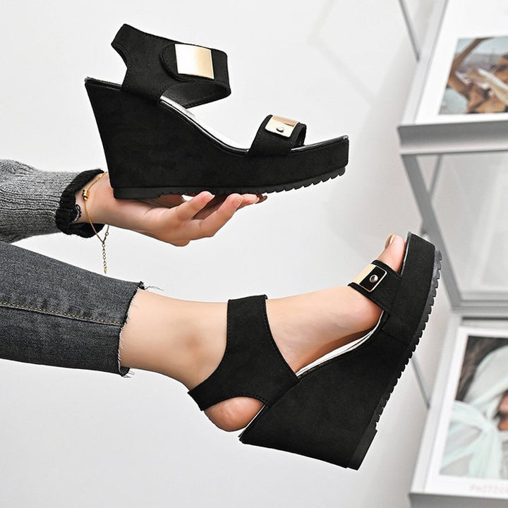 Damen nan Keilabsatz-Sandalette mit Plateau und metallischen Details Echo Archiv