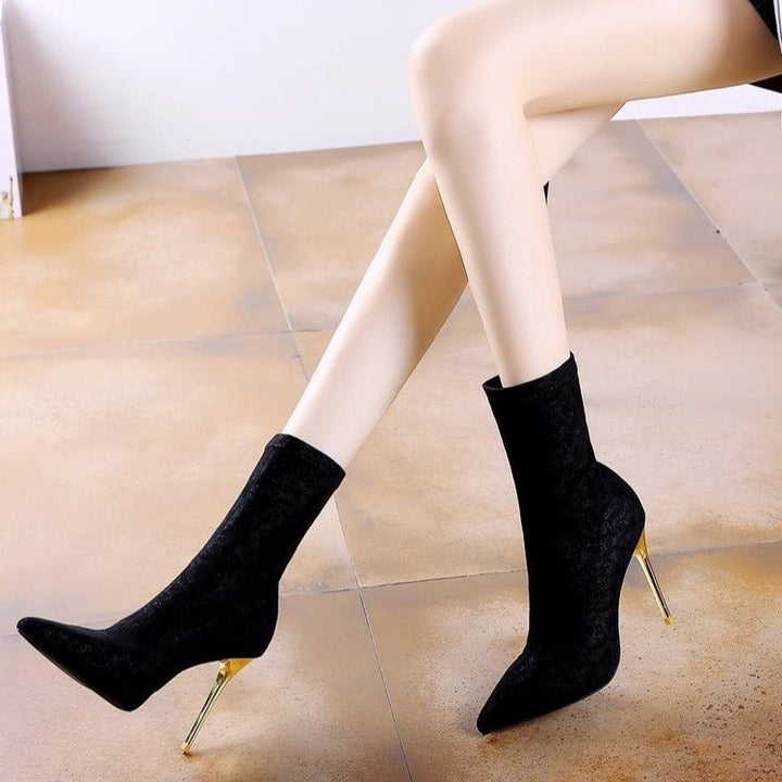 Damen Stretch‑Sockboot Stiefelette mit spitzer Zehenpartie und goldfarbenem Stiletto – Varelle