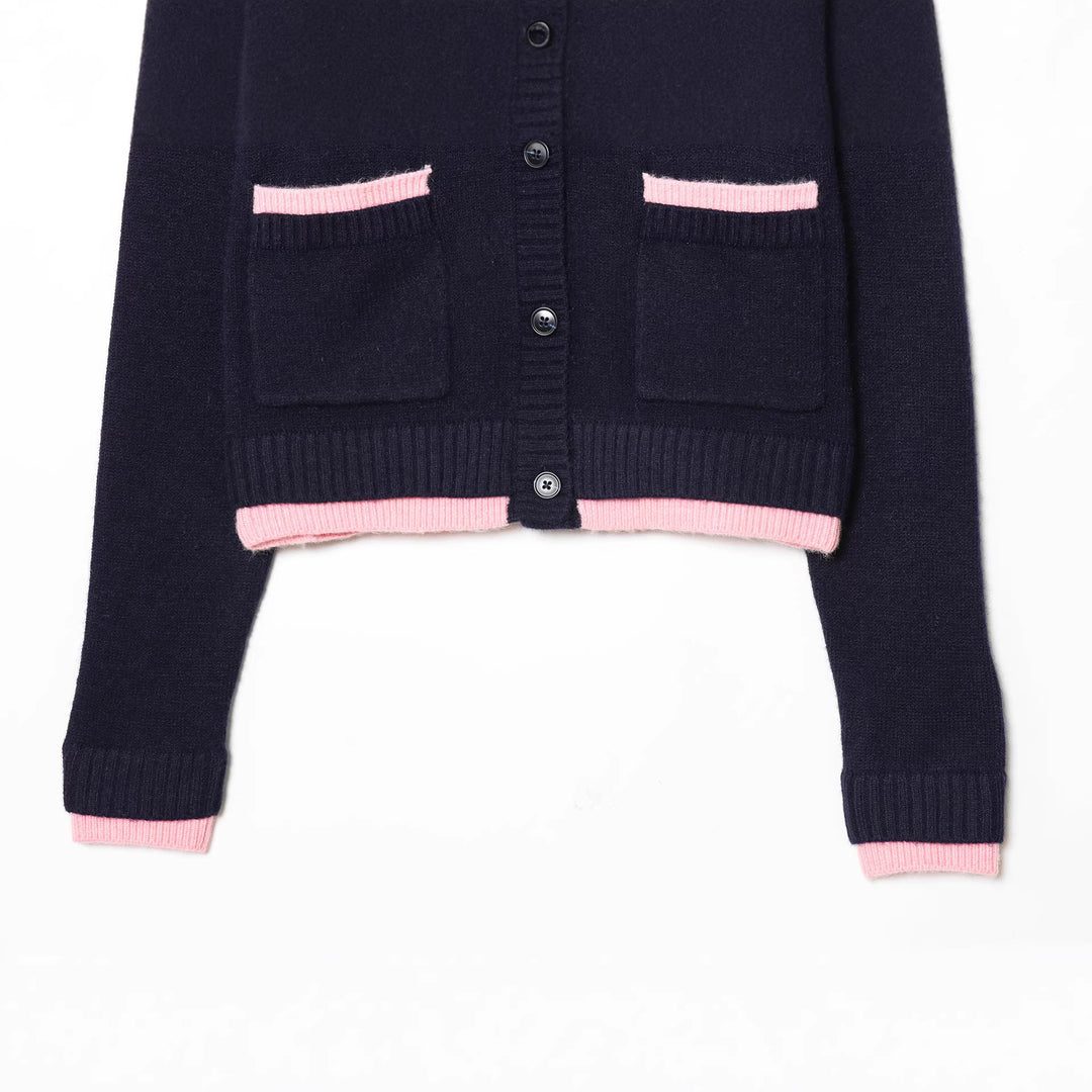 Damen Kurzer Boxy-Strickcardigan mit aufgesetzten Taschen und kontrastierenden Bündchen Echoarchiv