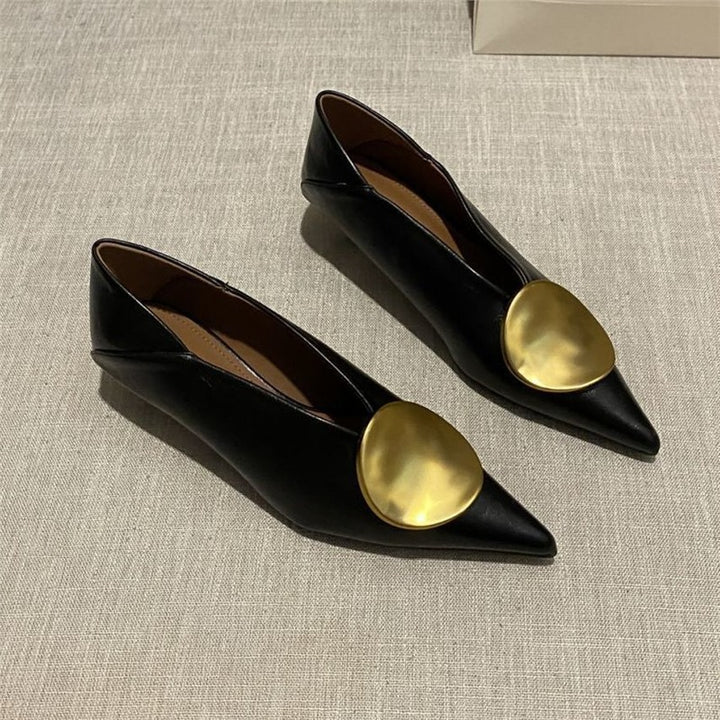 Damen Spitz zulaufende flache Slipper aus Lederoptik mit großen runden Zierplatten – Lioré