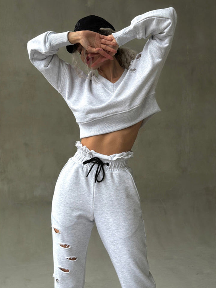 Damen kurzgeschnittenes Sweat-Set mit V-Ausschnitt, Rüschenbund Highwaist Jogginghose und Distressed-Details – Avérine