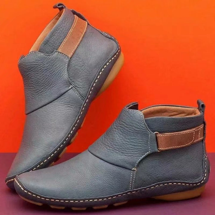 Damen Knöchelhohe Schlupf-Boots aus softem Lederimitat mit verstellbarem Klettriemen und handgenähter Mokassinnaht Echo Archiv