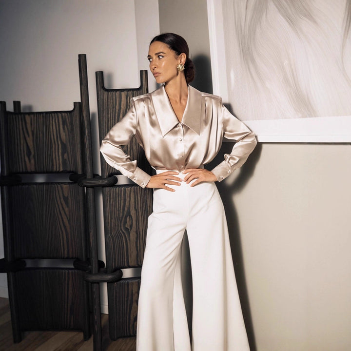 Damen Satinbluse mit übergroßem Spitzkragen und eleganten Langärmeln Echoarchiv