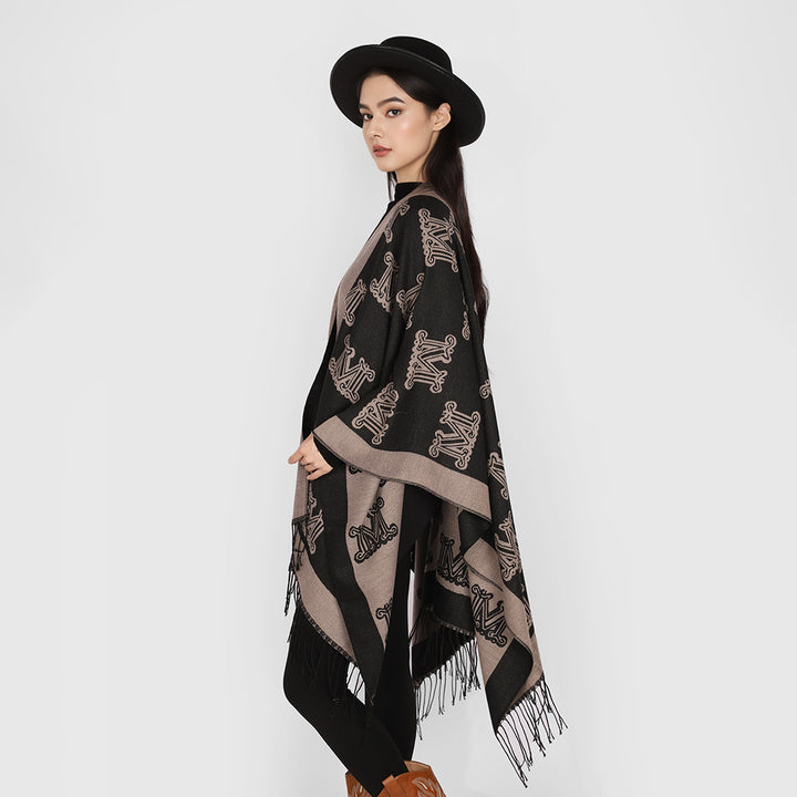 Damen Jacquardponcho mit Monogramm-Allover und Fransensaum – Avérine
