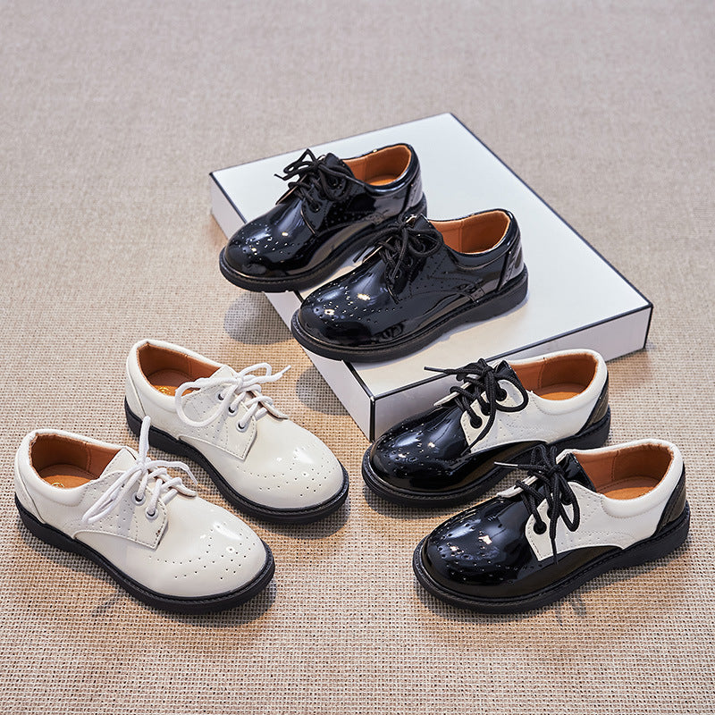Damen Klassische Lacklederschuhe mit perforierten Details Echo Archiv