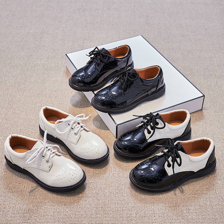 Damen Klassische Lacklederschuhe mit perforierten Details Echo Archiv