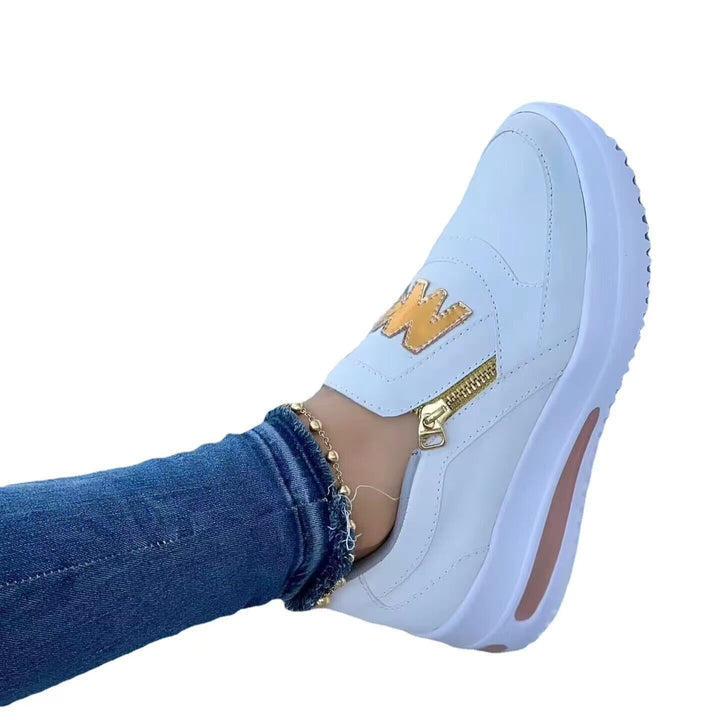 Damen Slip‑On Plateau‑Sneaker im Mokassin‑Look mit goldener Zipper‑Applikation Echo Archiv