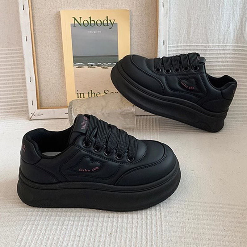 Damen Plateau-Sneaker im minimalistischen Chunky-Look mit skulpturierter Wedgesohle – Névara