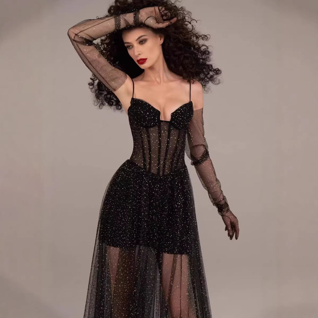 Damen glamouröses Abendkleid mit transparentem Rock und eleganten Details Echo Archiv