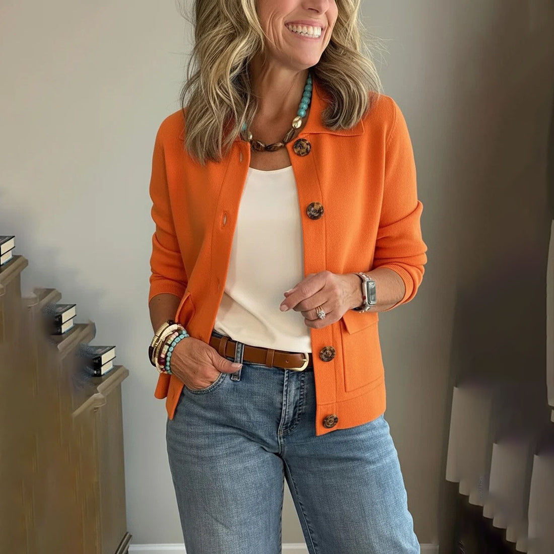 Damen Kurzstrickjacke mit Hemdkragen, aufgesetzten Taschen und Hornknöpfen Echo Archiv