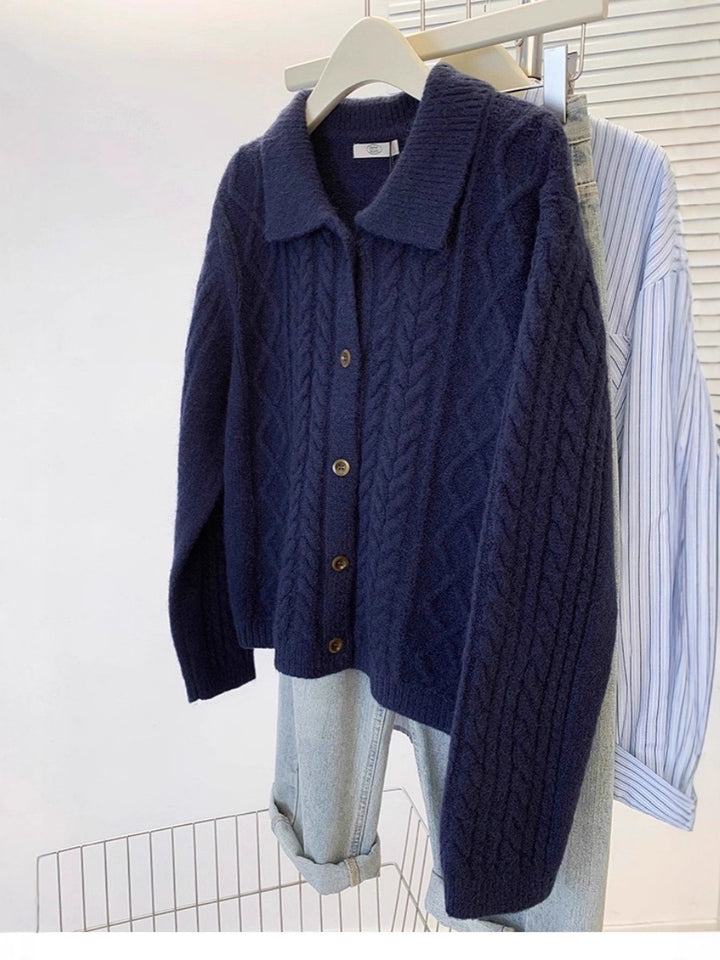 Damen Strickjacke mit Zopfmuster, Umlegekragen und Knopfleiste Echoarchiv